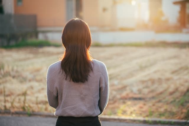 女性の後ろ姿