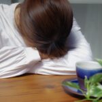 うなだれる